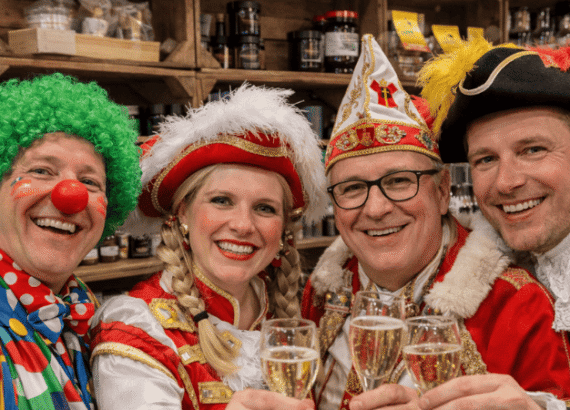 Rosenmontag in Köln mit Karnevalsumzug und Zuschauern in der Innenstadt