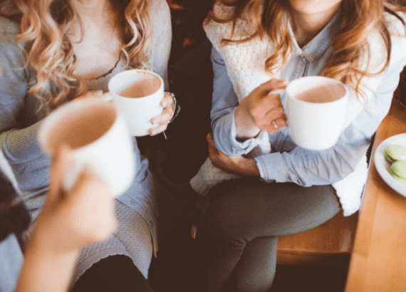 Freundinnen trinken Kaffee in einem ruhigen Café in Köln Innenstadt